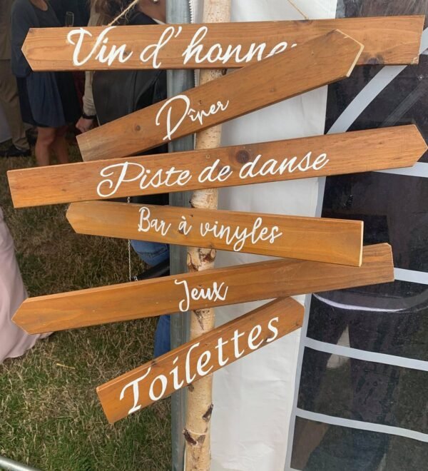 Fléchage bois personnalisé