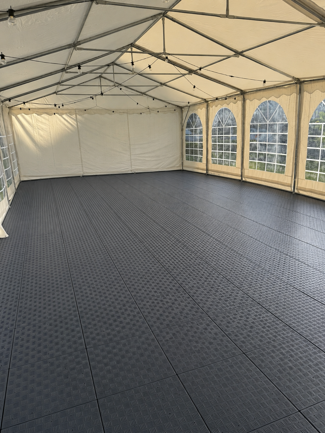 Plancher pour tente de réception 48 à 72m2